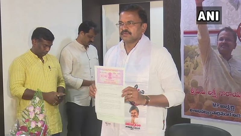 ಬಾಂಡ್ ಪೇಪರ್ ನಲ್ಲಿ ಪ್ರಣಾಳಿಕೆ; ಈಡೇರಿಸದಿದ್ದರೇ ಕೋರ್ಟ್ ನಲ್ಲಿ ಕೇಸ್ ಹಾಕಿ ಎಂದು ಜನಸೇನಾ ಅಭ್ಯರ್ಥಿ ಸವಾಲು