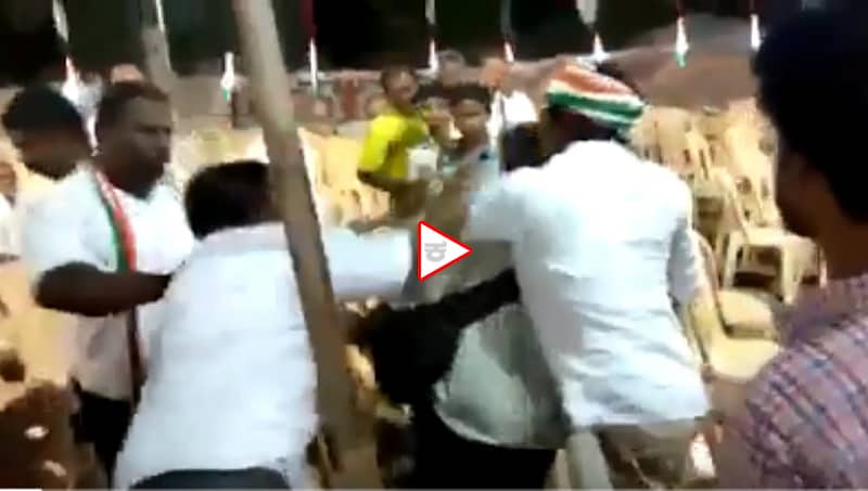 ಖಾಲಿ ಕುರ್ಚಿಗಳ ಫೋಟೊ ತೆಗೆದ ಪತ್ರಿಕಾ ಛಾಯಗ್ರಾಹಕನ ಮೇಲೆ ಕಾಂಗ್ರೆಸ್ ಕಾರ್ಯಕರ್ತರ ಹಲ್ಲೆ, ವಿಡಿಯೋ ವೈರಲ್