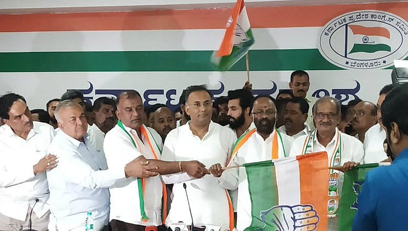ಬಿಜೆಪಿ ತೊರೆದು ಕಾಂಗ್ರೆಸ್ ಸೇರಿದ ಸೋಮಣ್ಣ ಆಪ್ತ ಲಕ್ಷ್ಮೀನಾರಾಯಣ್ ಆ್ಯಂಡ್ ಟೀಂ