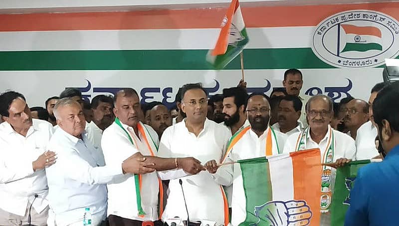 ಬಿಜೆಪಿ ತೊರೆದು ಕಾಂಗ್ರೆಸ್ ಸೇರಿದ ಸೋಮಣ್ಣ ಆಪ್ತ ಲಕ್ಷ್ಮೀನಾರಾಯಣ್ ಆ್ಯಂಡ್ ಟೀಂ