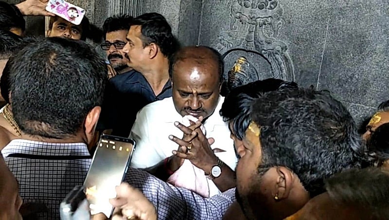ದೇವಸ್ಥಾನದಲ್ಲಿ ಸಿಎಂ ಎದುರಿಗೆ 'ನಿಖಿಲ್ ಎಲ್ಲಿದ್ದೀಯಪ್ಪಾ' ಎಂದು ಮುಜುಗರಗೊಂಡ ಅರ್ಚಕ!