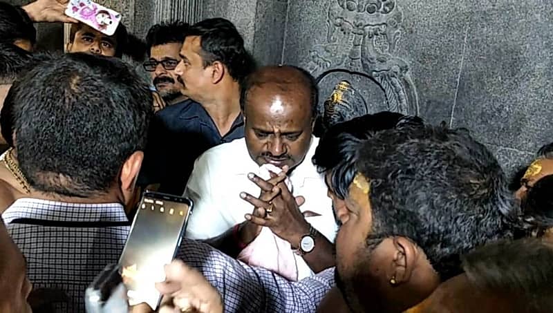 ದೇವಸ್ಥಾನದಲ್ಲಿ ಸಿಎಂ ಎದುರಿಗೆ 'ನಿಖಿಲ್ ಎಲ್ಲಿದ್ದೀಯಪ್ಪಾ' ಎಂದು ಮುಜುಗರಗೊಂಡ ಅರ್ಚಕ!