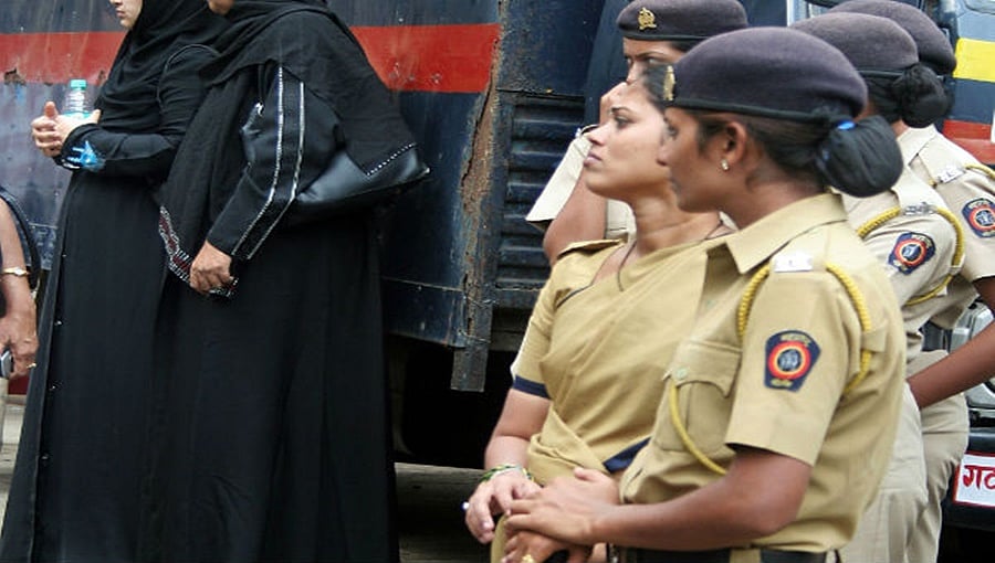 ನೋ ಪಾರ್ಕಿಂಗ್: ಬೈಕ್ ತೆಗಿ ಅಂದಿದ್ದಕ್ಕೆ ಮೈ ಮುಟ್ಟಿದ ಸವಾರ, ಲೇಡಿ ಕಾನ್ಸ್ಟೇಬಲ್ ಮಾಡಿದ್ದೇನು?
