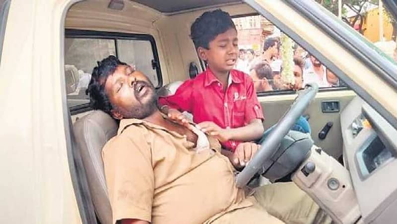 ಹೃದಯಾಘಾತದಿಂದ ತಂದೆ ಸಾವು, ಸ್ಟೇರಿಂಗ್ ಹಿಡಿದು ಸುರಕ್ಷಿತವಾಗಿ ವಾಹನ ನಿಲ್ಲಿಸಿದ ಬಾಲಕ
