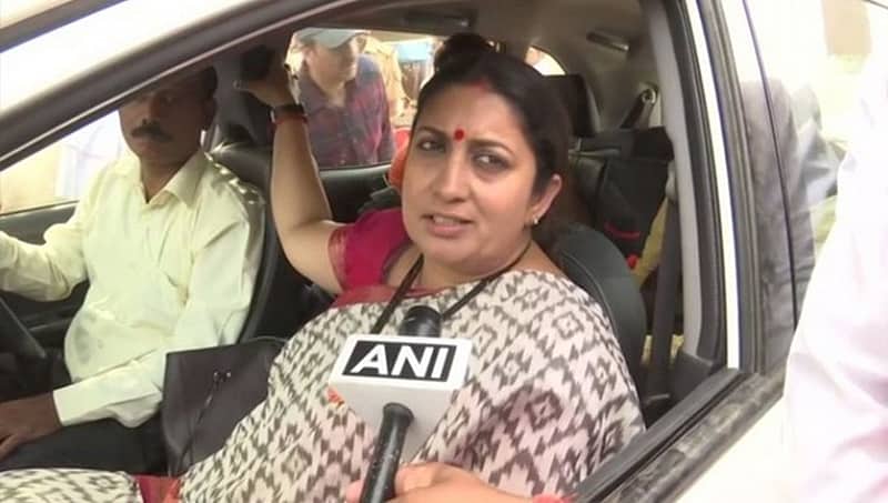 ಸುಸಂಸ್ಕೃತ ಕುಟುಂಬಗಳು ತಮ್ಮ ಮಕ್ಕಳನ್ನು ಪ್ರಿಯಾಂಕಾ ಗಾಂಧಿ ವಾದ್ರಾರಿಂದ ದೂರವಿಡಿ- ಸ್ಮೃತಿ ಇರಾನಿ