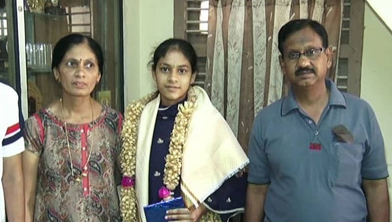 ಭದ್ರಾವತಿ: ಅಪಘಾತದಲ್ಲಿ ಕೈಕಳೆದುಕೊಂಡರೂ ಎಸ್ಸೆಲ್ಸಿಯಲ್ಲಿ ಶೇ.96 ಅಂಕ ಪಡೆದ ವಿದ್ಯಾರ್ಥಿನಿ