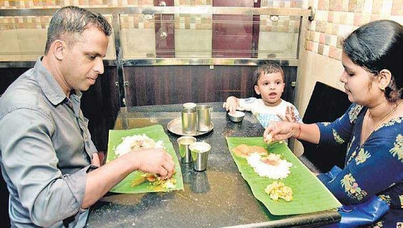 ಧರ್ಮಸ್ಥಳದಲ್ಲಿ ತೀರಿಲ್ಲ ನೀರಿನ ಬವಣೆ: ಬಾಳೆ ಎಲೆ ಮೊರೆ ಹೋದ ಹೋಟೆಲ್ ಮಾಲೀಕರು!