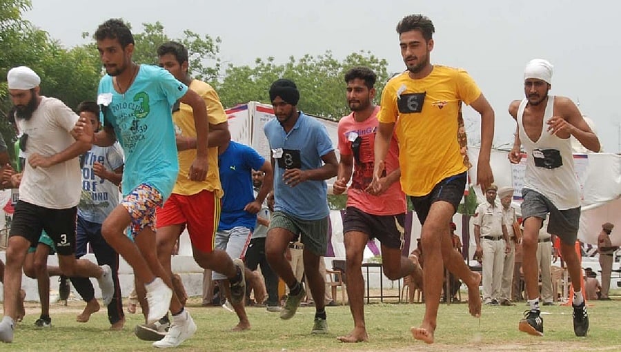 ಕಮರಿದ ಪೋಷಕರ ಆಸೆ: ಗೃಹರಕ್ಷಕ ನೇಮಕಾತಿ ಓಟ ಪರೀಕ್ಷೆ ವೇಳೆ ಕುಸಿದು ಬಿದ್ದು ಉದ್ಯೋಗಾಕಾಂಕ್ಷಿ ಸಾವು