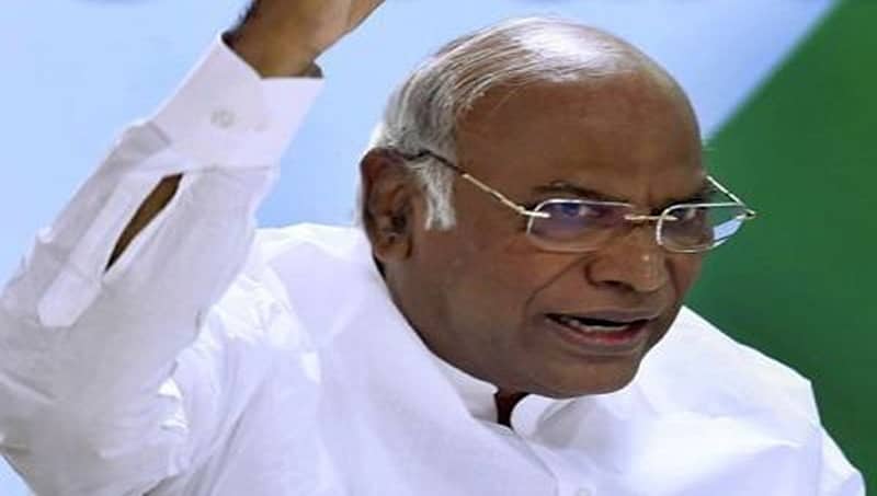 ಕರ್ನಾಟಕದಲ್ಲಿ ಬಿಜೆಪಿ ಸರ್ಕಾರ ರಚನೆ ಕೇವಲ ಕನಸು: ಖರ್ಗೆ ವ್ಯಂಗ್ಯ