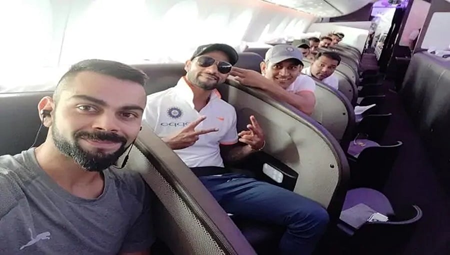 ಐಸಿಸಿ ವಿಶ್ವಕಪ್ ಮಹಾಸಮರ: ಇಂಗ್ಲೆಂಡ್ಗೆ ಹಾರಿದ ಭಾರತ ಕ್ರಿಕೆಟ್ ತಂಡ
