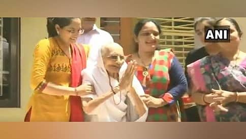 ಬಿಜೆಪಿ ಬೆಂಬಲಿಗರೊಂದಿಗೆ 'ಹರ ಹರ ಮೋದಿ' ಎಂದು ಉದ್ಘರಿಸಿದ ಪ್ರಧಾನಿ ಮೋದಿ ತಾಯಿ!
