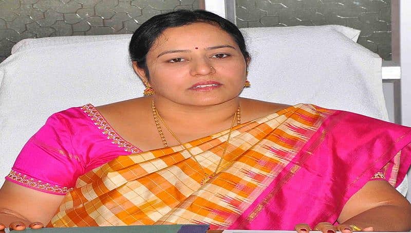 ನಮ್ಮಿಂದಲೇ ನಿಮಗೆ ಹೀಗಾಯಿತು: ದೇವೇಗೌಡರ ಎದುರು ಭವಾನಿ ರೇವಣ್ಣ ಗಳಗಳ ಕಣ್ಣೀರು!