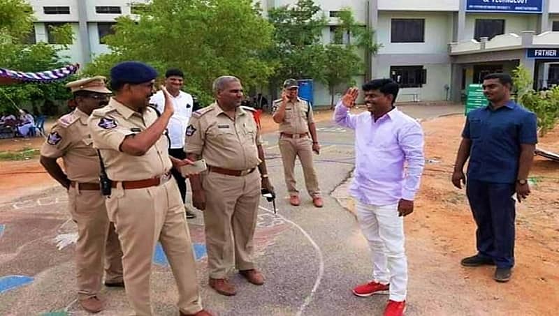 ಸರ್ಕಲ್ ಇನ್ಸ್ ಪೆಕ್ಟರ್ ಈಗ ಸಂಸದ, ಮೇಲಾಧಿಕಾರಿಯಿಂದ ಸೆಲ್ಯೂಟ್ ಸ್ವೀಕರಿಸುತ್ತಿರುವ ಪೋಟೋ ವೈರಲ್