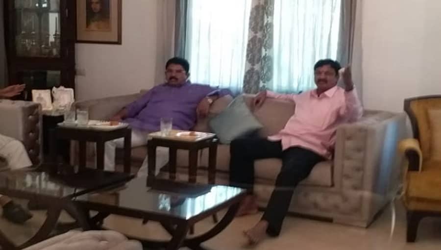 ಯಡಿಯೂರಪ್ಪ, ಎಸ್.ಎಂ ಕೃಷ್ಣರ ಭೇಟಿ ವೇಳೆ ಕಾಣಿಸಿಕೊಂಡ ಅತೃಪ್ತ ಕೈ ಶಾಸಕರು, ಆಪರೇಶನ್ ಕಮಲ?