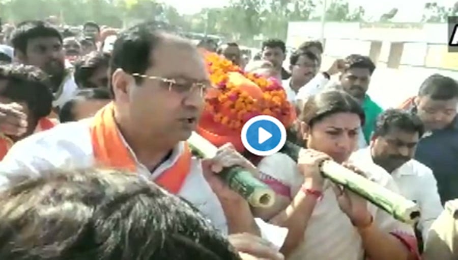 ಆಪ್ತ ಬೆಂಬಲಿಗನ ಮೃತದೇಹಕ್ಕೆ ಹೆಗಲು ಕೊಟ್ಟ ಸಂಸದೆ ಸ್ಮೃತಿ ಇರಾನಿ, ವಿಡಿಯೋ!