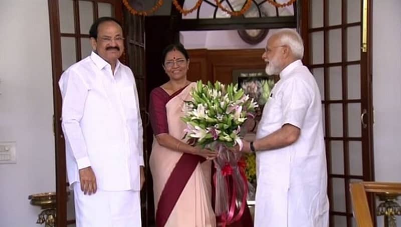 ನವದೆಹಲಿ: ಉಪರಾಷ್ಟ್ರಪತಿ ವೆಂಕಯ್ಯ ನಾಯ್ಡು ಭೇಟಿಯಾದ ಪ್ರಧಾನಿ ಮೋದಿ