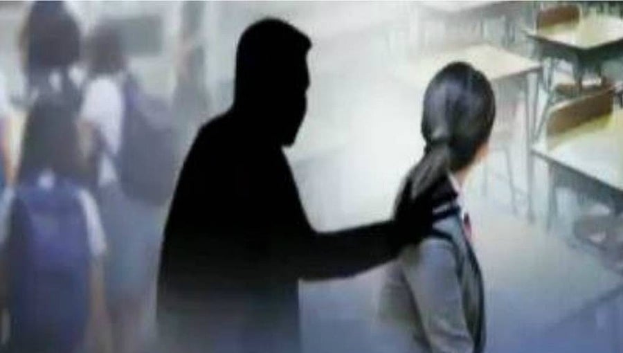 ದಾವಣಗೆರೆ: ವಿದ್ಯಾರ್ಥಿನಿಯರಿಗೆ ಲೈಂಗಿಕ ಕಿರುಕುಳು, ಕನ್ನಡ ಅಧ್ಯಾಪಕನಿಗೆ ಅಟ್ಟಾಡಿಸಿ ಹೊಡೆದ ವಿದ್ಯಾರ್ಥಿಗಳು!