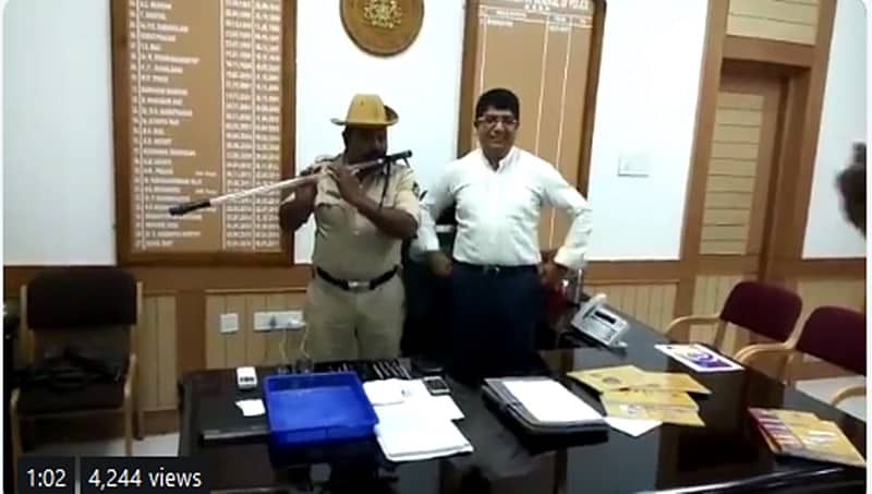 ಲಾಠಿಯನ್ನೇ ಕೊಳಲನ್ನಾಗಿ ಮಾರ್ಪಡಿಸಿದ ಪೊಲೀಸ್ ಹೆಡ್ ಕಾನ್ಸ್ ಟೇಬಲ್!