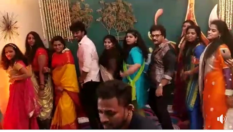 ಮಗಳ ಮದುವೆ ಸಂಭ್ರಮದಲ್ಲಿ ಕುಟುಂಬ ಸದಸ್ಯರೊಂದಿಗೆ ಕ್ರೇಜಿಸ್ಟಾರ್ ಮಸ್ತ್ ಡ್ಯಾನ್ಸ್
