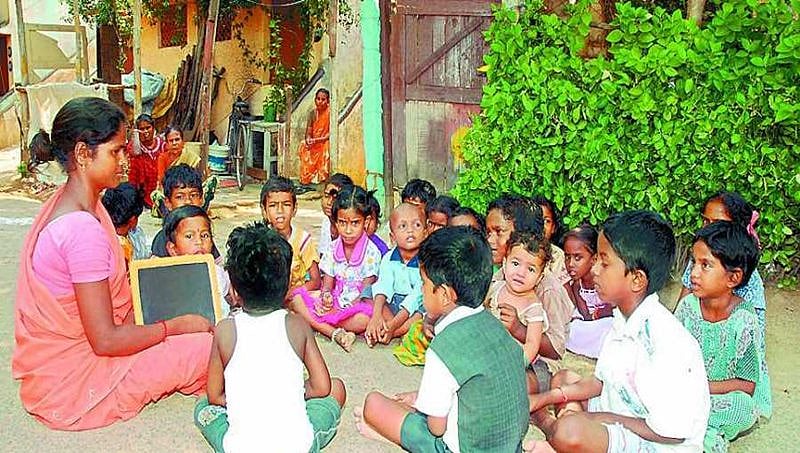 ಮಗಳನ್ನು ಅಂಗನವಾಡಿಗೆ ಸೇರಿಸಿ ಮಾದರಿಯಾದ ಐಎಎಸ್ ಅಧಿಕಾರಿ: ರಾಜ್ಯಪಾಲರ ಮೆಚ್ಚುಗೆ!