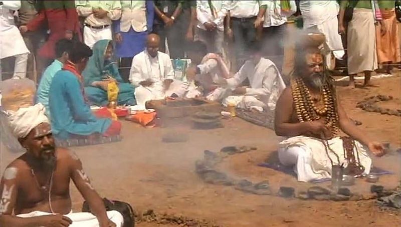 ದಿಗ್ವಿಜಯ್ ಸಿಂಗ್ ಗೆಲ್ಲಿಸಲು ಬಿಜೆಪಿ ಮಾಜಿ ಸಚಿವ ಕಂಪ್ಯೂಟರ್ ಬಾಬಾ 'ಹಠಯೋಗ'