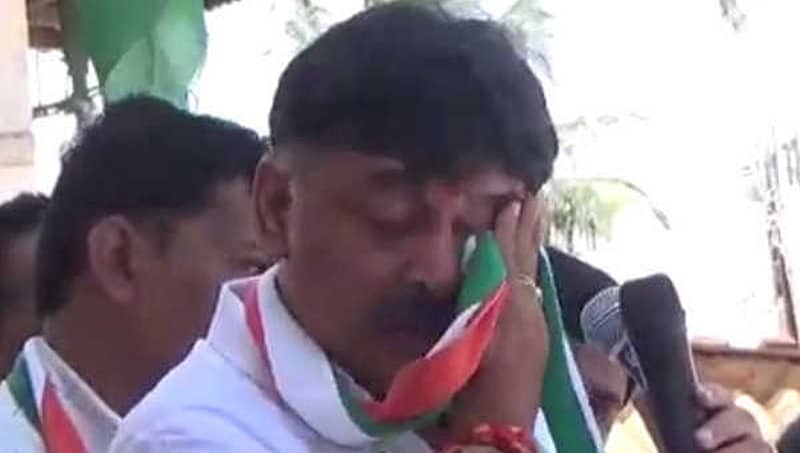 ಕುಂದಗೋಳ ಉಪ ಚುನಾವಣೆ: ಪ್ರಚಾರದ ವೇಳೆ ಕಣ್ಣೀರು ಹಾಕಿದ ಡಿಕೆಶಿ