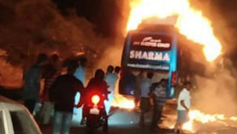 ಬೆಂಗಳೂರು: ರಸ್ತೆ ಮಧ್ಯೆ ಧಗಧಗನೇ ಹೊತ್ತಿ ಉರಿದ ಖಾಸಗಿ ಬಸ್, 40 ಪ್ರಯಾಣಿಕರು ಅಪಾಯದಿಂದ ಪಾರು