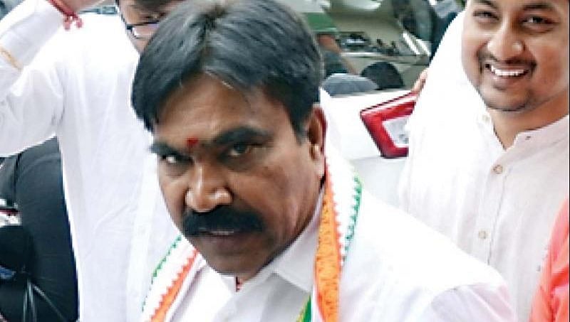 ಸಚಿವ ಸ್ಥಾನ ನೀಡುತ್ತಿರುವ ಹಿನ್ನೆಲೆ: 'ಕೈ' ಹಿಡಿಯಲು ಪಕ್ಷೇತರ ಶಾಸಕ ಆರ್.ಶಂಕರ್ ನಿರ್ಧಾರ