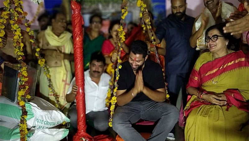 ಧಾರವಾಡ: ಪುತ್ರ ಅಭಿಷೇಕ್ ಜೊತೆ ಹಾಲು, ತುಪ್ಪ ತುಲಾಭಾರ ಸೇವೆ ಸಲ್ಲಿಸಿದ ಸುಮಲತಾ ಅಂಬರೀಷ್