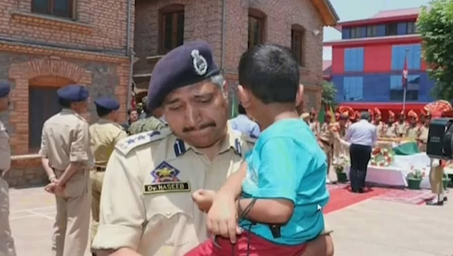 ಏಳು ಎದ್ದೇಳು ಅಪ್ಪ; ಹುತಾತ್ಮ ತಂದೆಯನ್ನು ಎಬ್ಬಿಸಲು ಮುಂದಾದ ಪುಟ್ಟ ಮಗು, ಬಿಕ್ಕಿ ಬಿಕ್ಕಿ ಅತ್ತ ಪೊಲೀಸ್!