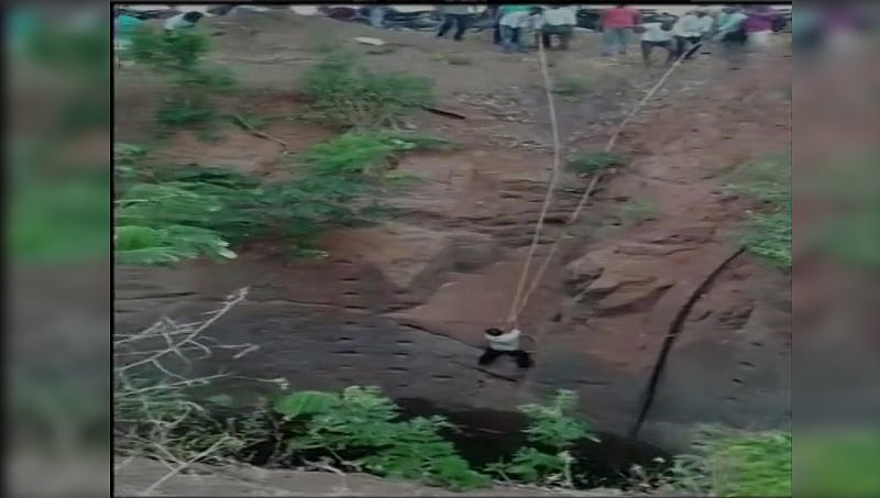 ಬೈಕ್ ಸಹಿತ ಬಾವಿಗೆ ಬಿದ್ದ ವ್ಯಕ್ತಿ, 2 ದಿನಗಳ ಬಳಿಕ ಸಾರ್ವಜನಿಕರಿಂದ ರಕ್ಷಣೆ