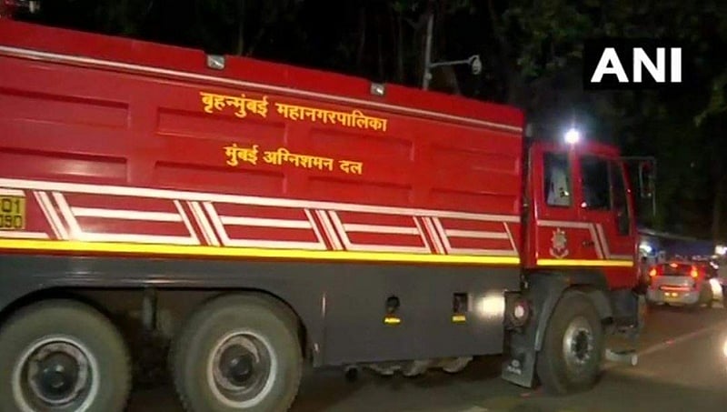 ಮುಂಬೈ: ನೌಕಾಪಡೆ ಡಾಕ್ ಯಾರ್ಡ್ ನಲ್ಲಿ ಬೆಂಕಿ ಅನಾಹುತ, ಓರ್ವ ಸಾವು ಇನ್ನೋರ್ವನಿಗೆ ಗಾಯ