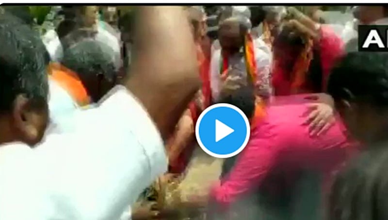 ಭಯಾನಕ ವಿಡಿಯೋ: ಪ್ರತಿಭಟನೆ ವೇಳೆ ಬೆಂಕಿ, ನಾಲ್ವರು ಬಿಜೆಪಿ ಕಾರ್ಯಕರ್ತರಿಗೆ ತೀವ್ರ ಸುಟ್ಟಗಾಯ
