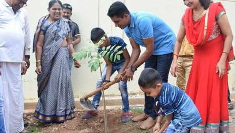 ಧಾರವಾಡ: ಗಿಡ ನೆಟ್ಟು ವಿವಾಹ ವಾರ್ಷಿಕೋತ್ಸವ ಆಚರಿಸಿಕೊಂಡ ಸಂಚಾರಿ ಪೊಲೀಸ್