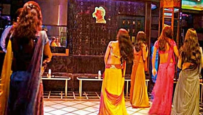ಬೆಂಗಳೂರು: ಡ್ಯಾನ್ಸ್ ಬಾರ್ ಮೇಲೆ ದಾಳಿ, 74 ಯುವತಿಯರ ರಕ್ಷಣೆ