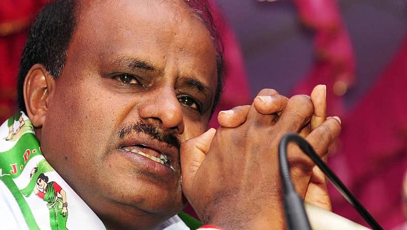 ಸಿಎಂ ಗ್ರಾಮ ವಾಸ್ತವ್ಯದ ವೇಳೆ ಭದ್ರತಾ ಲೋಪ: ಇಬ್ಬರು ಪೊಲೀಸ್ ಅಧಿಕಾರಿಗಳ ಅಮಾನತಿಗೆ ಆದೇಶ