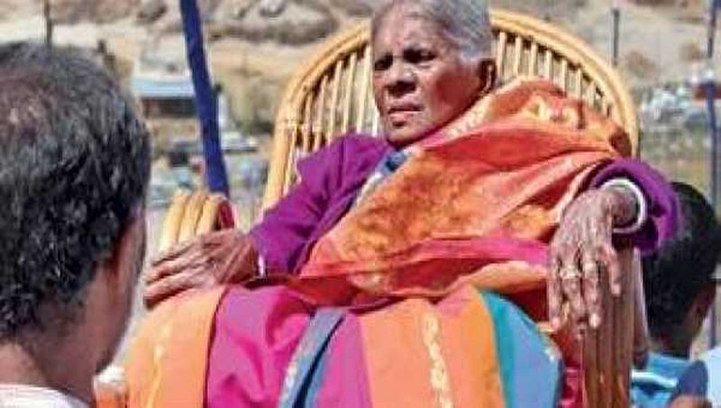 ಅಭಿವೃದ್ದಿ ಯೋಜನೆ ನೆಪ: ತಿಮ್ಮಕ್ಕ ನೆಟ್ಟ ಸಾಲುಮರಗಳಿಗೆ ಕೊಡಲಿ ಪೆಟ್ಟು?