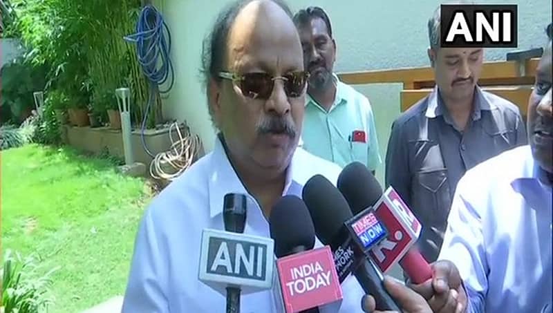ಮೊದಲು ಸಿದ್ದರಾಮಯ್ಯಗೆ ನೋಟಿಸ್ ನೀಡಿ: ಮಾಜಿ ಸಿಎಂ ವಿರುದ್ಧ ರೋಷನ್ ಬೇಗ್ ಆಕ್ರೋಶ