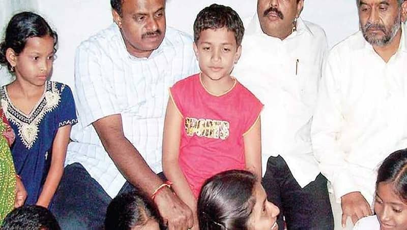 ಚುನಾವಣೆಯಲ್ಲಿ ಹೀನಾಯ ಸೋಲಿನ ನಂತರ ಹಳ್ಳಿಗಳ ಕಡೆ ಮುಖ ಮಾಡಿದ ನಾಯಕರು!