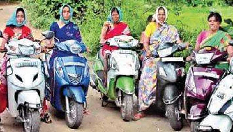 ತೆಲಂಗಾಣದ ಈ ಗ್ರಾಮದ ರೈತ ಮಹಿಳೆಯರು ತಮ್ಮ ಬೈಕ್ ಮೇಲೆ ಜಮೀನು ಕೆಲಸಕ್ಕೆ ಹೋಗುತ್ತಾರೆ!