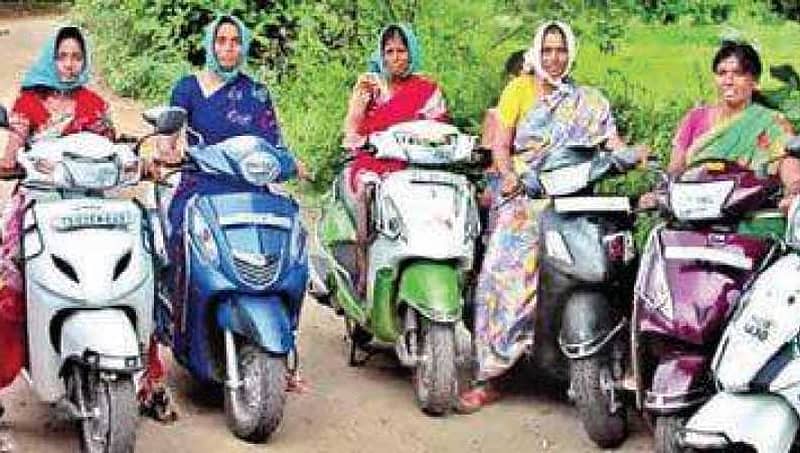 ತೆಲಂಗಾಣದ ಈ ಗ್ರಾಮದ ರೈತ ಮಹಿಳೆಯರು ತಮ್ಮ ಬೈಕ್ ಮೇಲೆ ಜಮೀನು ಕೆಲಸಕ್ಕೆ ಹೋಗುತ್ತಾರೆ!