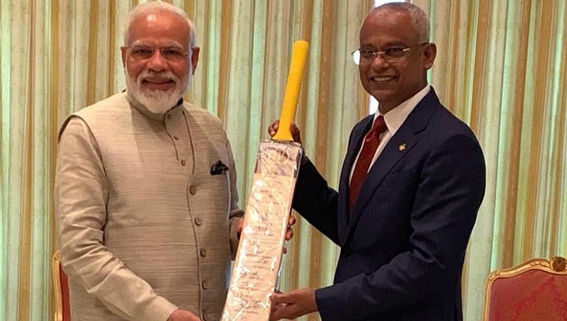 ಮಾಲ್ಡೀವ್ಸ್ ಅಧ್ಯಕ್ಷರಿಗೆ ಟೀಂ ಇಂಡಿಯಾ ಆಟಗಾರರು ಸಹಿ ಮಾಡಿದ ಬ್ಯಾಟ್ ಗಿಫ್ಟ್ ನೀಡಿದ ಪ್ರಧಾನಿ
