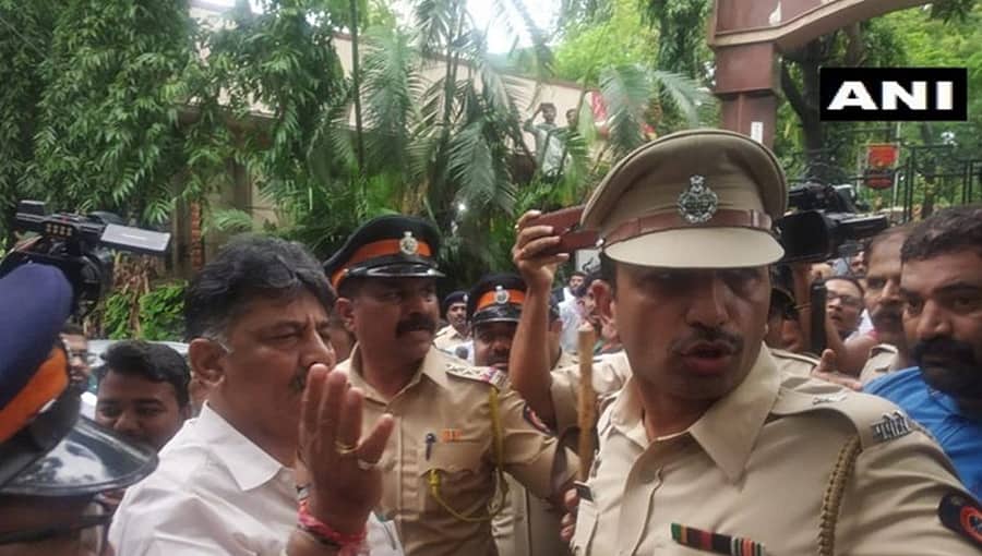 ಮುಂಬಯಿ ಹೋಟೆಲ್ ಬಳಿ ಹೈಡ್ರಾಮಾ: ಡಿಕೆ ಶಿವಕುಮಾರ್ ಗೆ ನೋ ಎಂಟ್ರಿ; ಒಳಗೆ ಬಿಡದೆ ಗೇಟ್ ನಲ್ಲೇ ತಡೆದ ಪೊಲೀಸರು