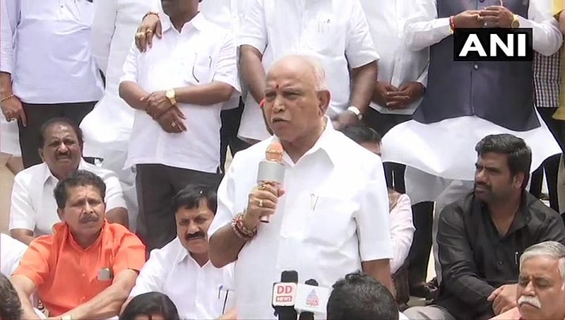ಮೈತ್ರಿ ಬಿಕ್ಕಟ್ಟು: ಇಂದು ವಿಧಾನ ಸೌಧ ಮುಂದೆ ಬಿಜೆಪಿ ಧರಣಿ, ರಾಜ್ಯಪಾಲ ಕಚೇರಿ ಎದುರು ಕಾಂಗ್ರೆಸ್-ಜೆಡಿಎಸ್ ಪ್ರತಿಭಟನೆ