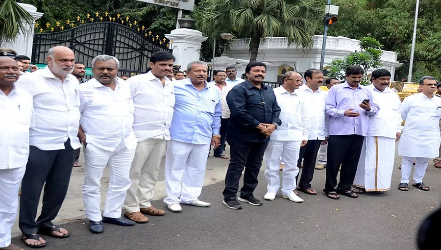 ಸಮಯ ಮೀರಿದರು ಕೊನೆಗೂ ಸ್ಪೀಕರ್ ಕಚೇರಿಗೆ ತಲುಪಿದ ಕಾಂಗ್ರೆಸ್-ಜೆಡಿಎಸ್ ಅತೃಪ್ತ ಶಾಸಕರು!