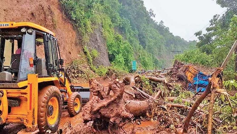 ಉತ್ತರ ಕನ್ನಡ ಜಿಲ್ಲೆ: ಭೂ ಕುಸಿತ, ಪ್ರವಾಹ ಪರಿಸ್ಥಿತಿಯಿಂದ ಜನಜೀವನ ಅಸ್ತವ್ಯಸ್ತ