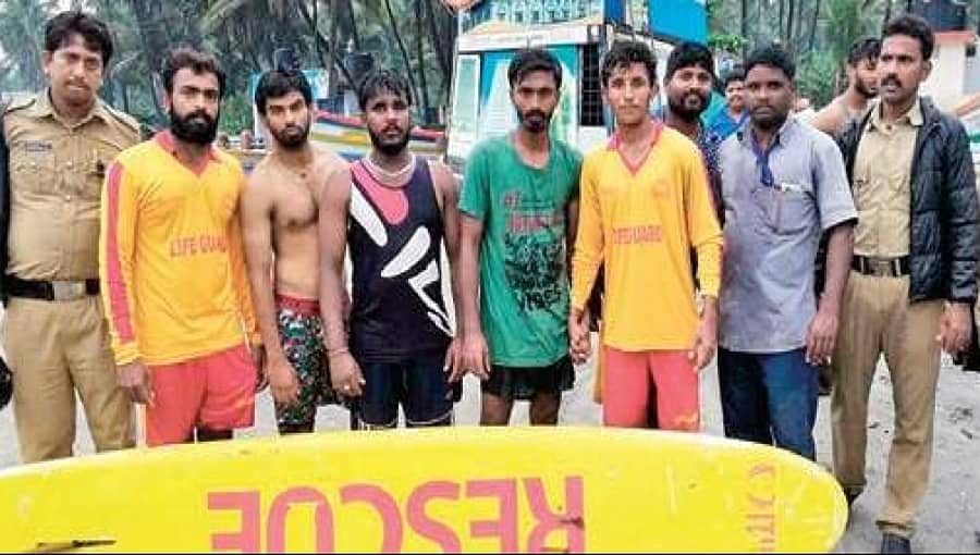 ಭಟ್ಕಳ: ಮುರುಡೇಶ್ವರದಲ್ಲಿ ಸಮುದ್ರಪಾಲಾಗುತ್ತಿದ್ದ  ಬೆಂಗಳೂರು ಯುವಕರ ರಕ್ಷಣೆ