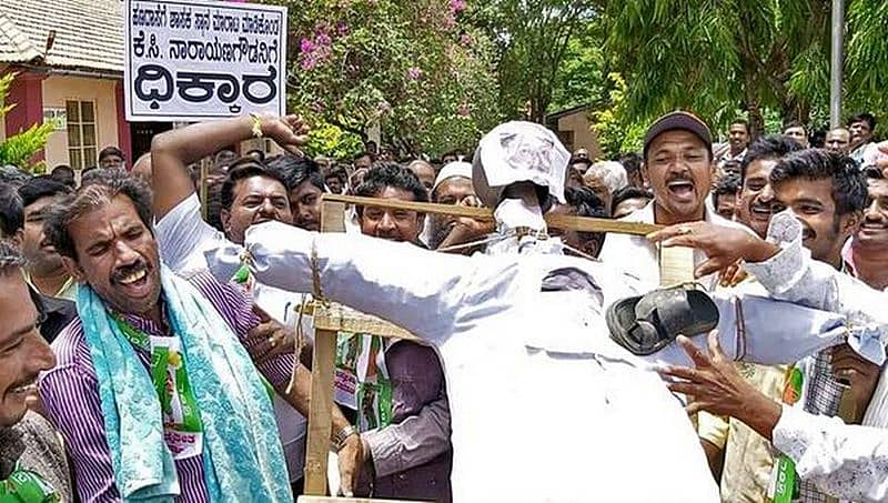 ಮಂಡ್ಯ: ಅತೃಪ್ತ ಕಾಂಗ್ರೆಸ್-ಜೆಡಿಎಸ್ ಶಾಸಕರ ರಾಜಿನಾಮೆ ವಿರೋಧಿಸಿ ಜೆಡಿಎಸ್ ಕಾರ್ಯಕರ್ತರ ಪ್ರತಿಭಟನೆ