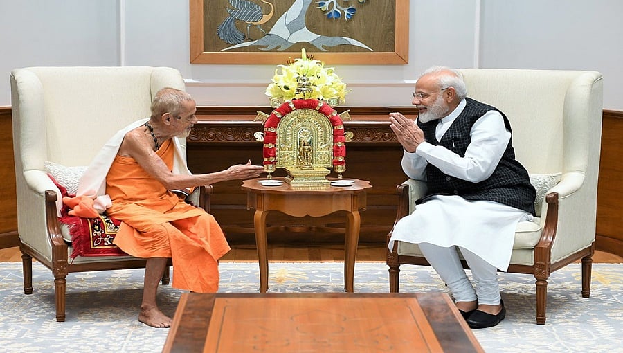 ಗುರುಪೂರ್ಣಿಮೆ: ಪೇಜಾವರ ಶ್ರೀಗಳನ್ನು ಭೇಟಿಯಾಗಿ ಆಶೀರ್ವಾದ ಪಡೆದ ಪಿಎಂ ಮೋದಿ
