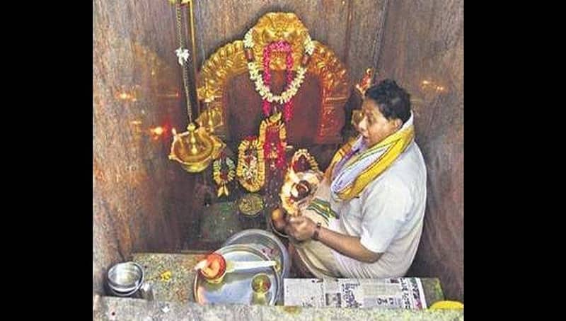ಜುಲೈ 18ಕ್ಕೆ ವಿಶ್ವಾಸಮತ ಯಾಚನೆ; ಶಕ್ತಿ ಕೇಂದ್ರ ಆವರಣದ ಅರಳಿ ಮುನೇಶ್ವರ ದೇವಸ್ಥಾನದಲ್ಲಿ 'ರಾಜಕೀಯ ಪೂಜೆ'